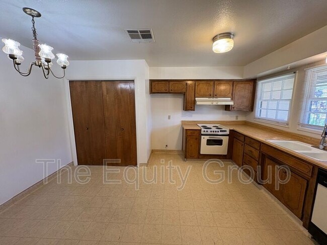Building Photo - 3924 W Hillsdale Ct
