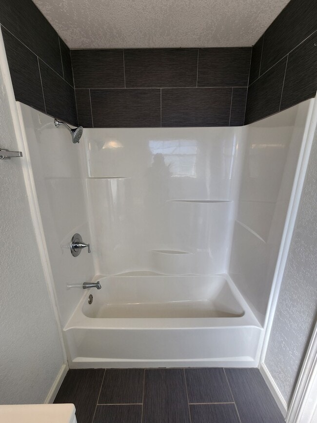 Building Photo - 3 bed 2 bath home, move in ready!