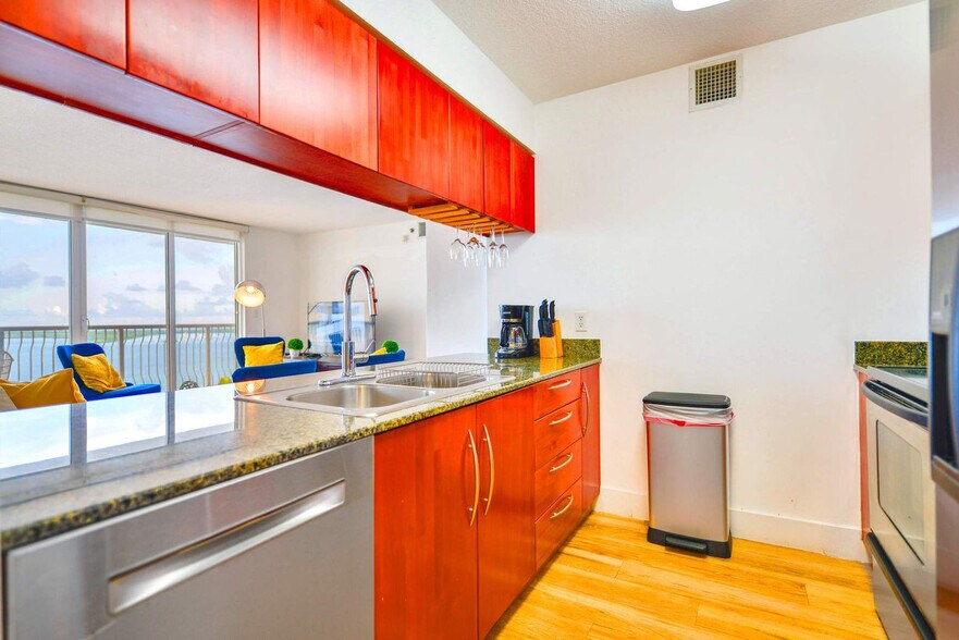 Building Photo - 1200 Brickell Bay Dr
