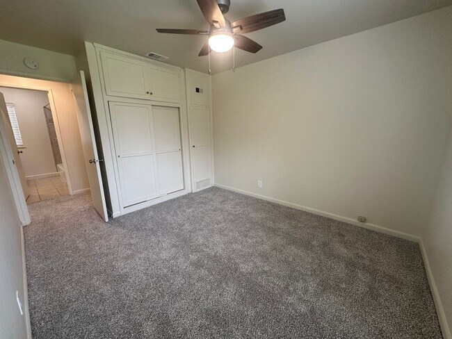 Building Photo - Charming 3-Bed Home with Huge Yard & Fresh...