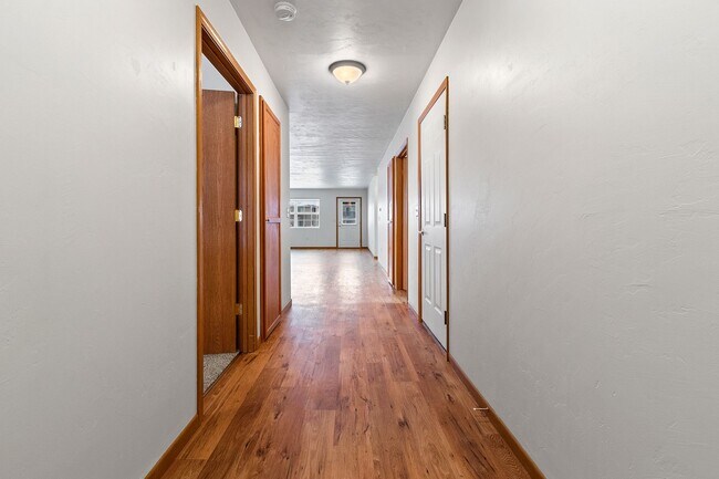 Building Photo - 363 Meadow View Rd