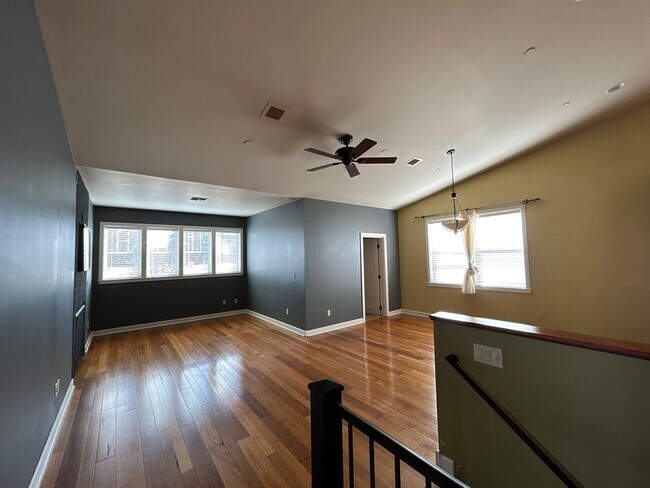 Building Photo - 2 Bedroom / 1.5 Bath Executive Apartment i...
