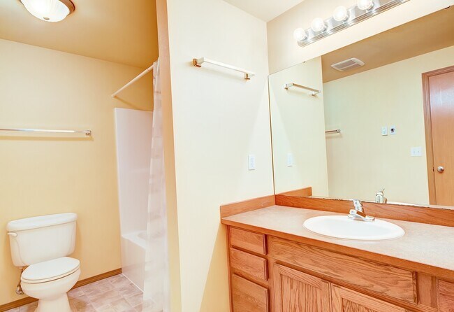 Building Photo - Spacious Coupeville Home! Dogs are Negotiable!