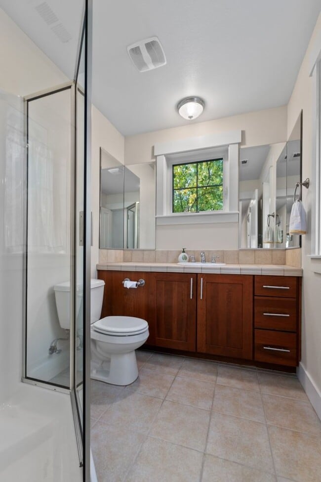 Building Photo - 2bd/1.75Ba Seattle Townhouse