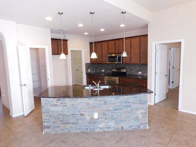 Building Photo - Beautiful 4 bed 2.5 bath located in Cibolo...