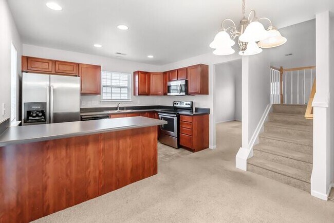 Building Photo - Master-on-Main End-Unit Townhome in Back Creek Villages!