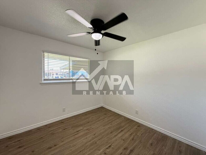 Building Photo - 315 Jamaica Dr