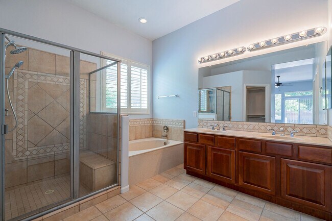 Building Photo - Gated Community!