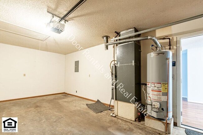 Building Photo - 4934 Vermont Ln