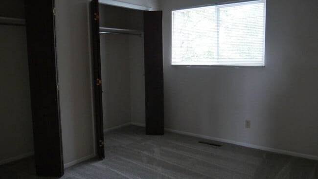 Building Photo - Single Family 3 Bed, 2 Bath w/ Big Backyar...