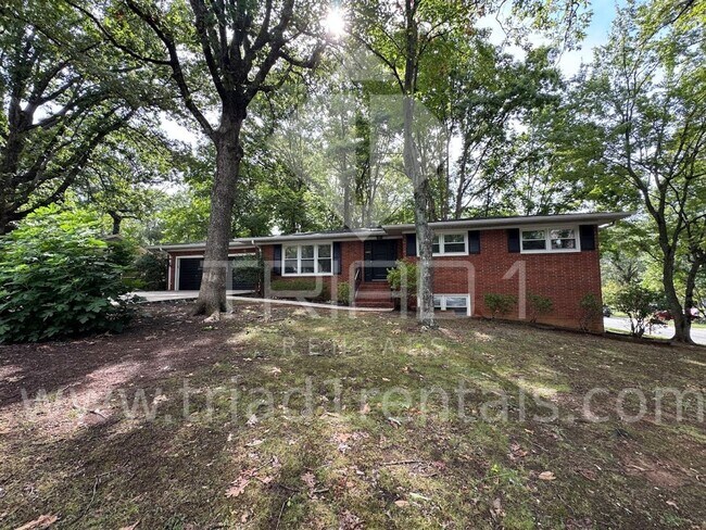 Building Photo - 2205 Hathaway Dr