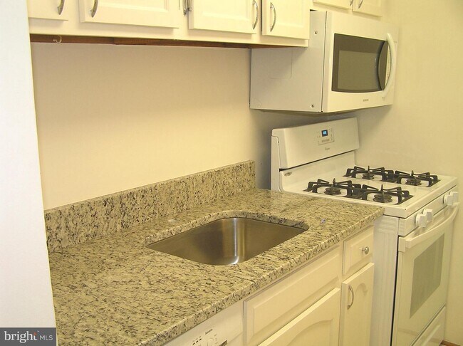 Building Photo - 5817 Cove Landing Rd