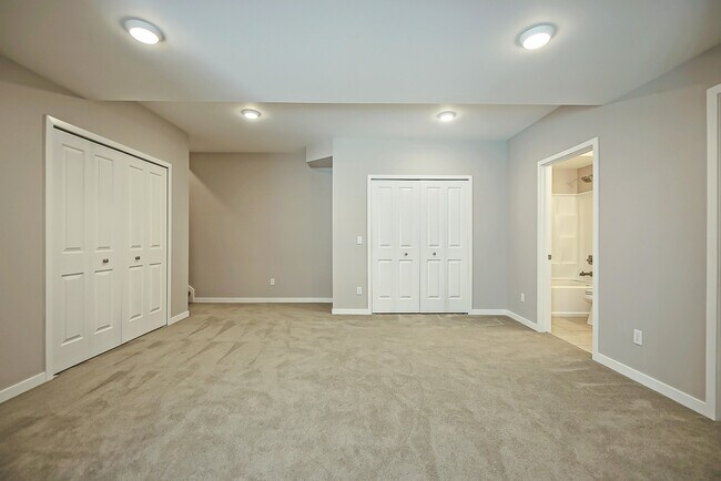 Building Photo - 348 Sedgewood Ln