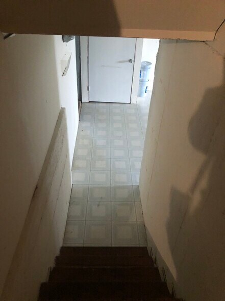 Building Photo - 2358 S Crestway St