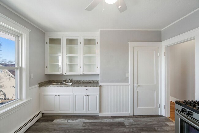 Building Photo - 508 Lonsdale Ave