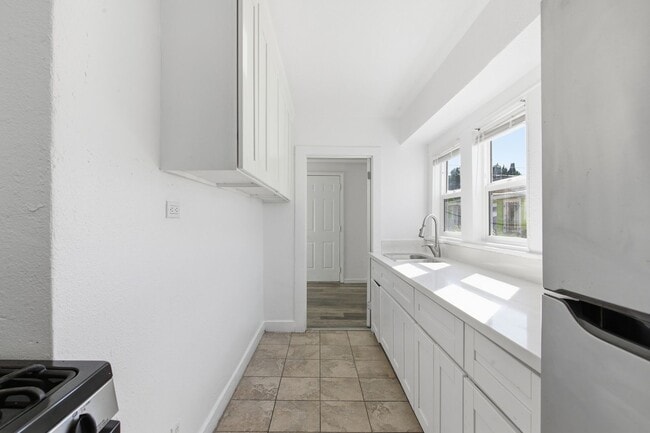 Building Photo - 350 E 60th St