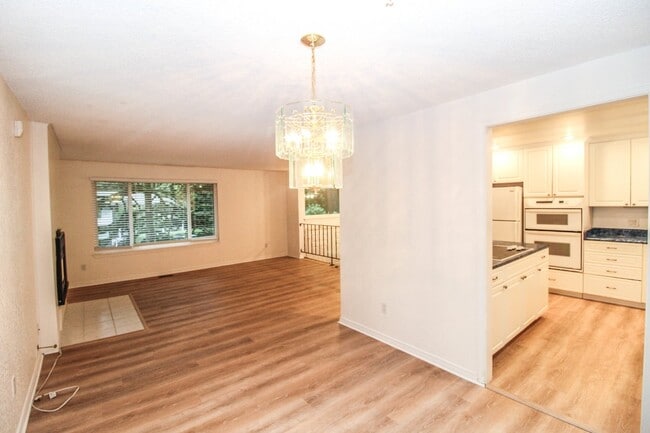 Building Photo - !! $3500 for 18 month lease !!  Private La...