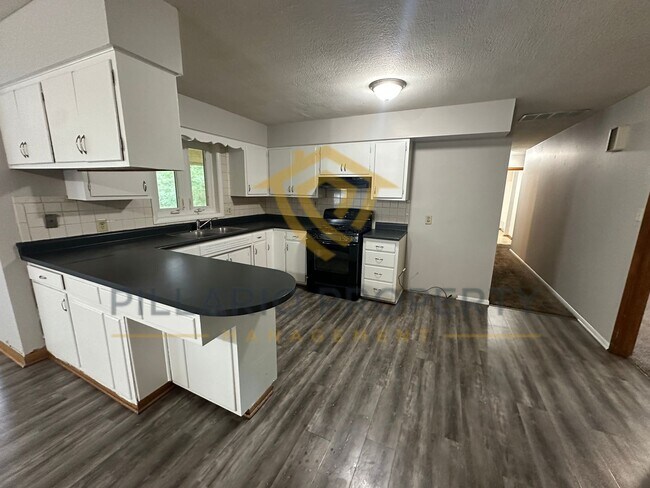Building Photo - Spacious Warren Township, 3 Bedroom/1.5 Ba...