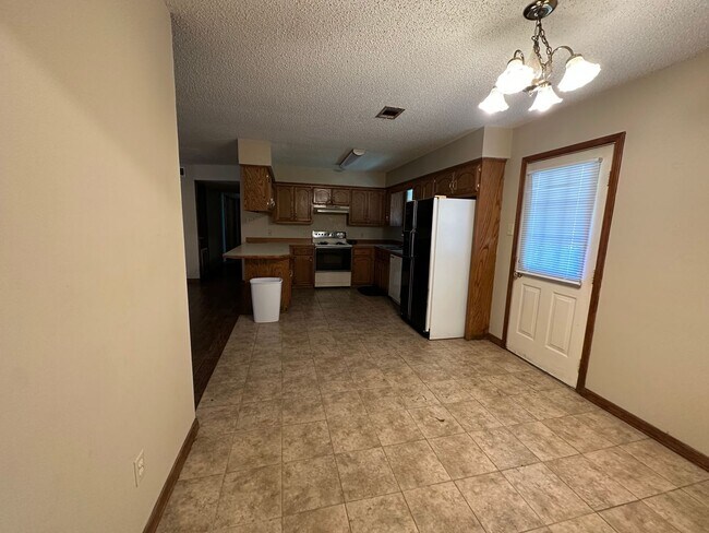 Building Photo - Come take a look at this 3-bedroom 1.5-bathroom home!