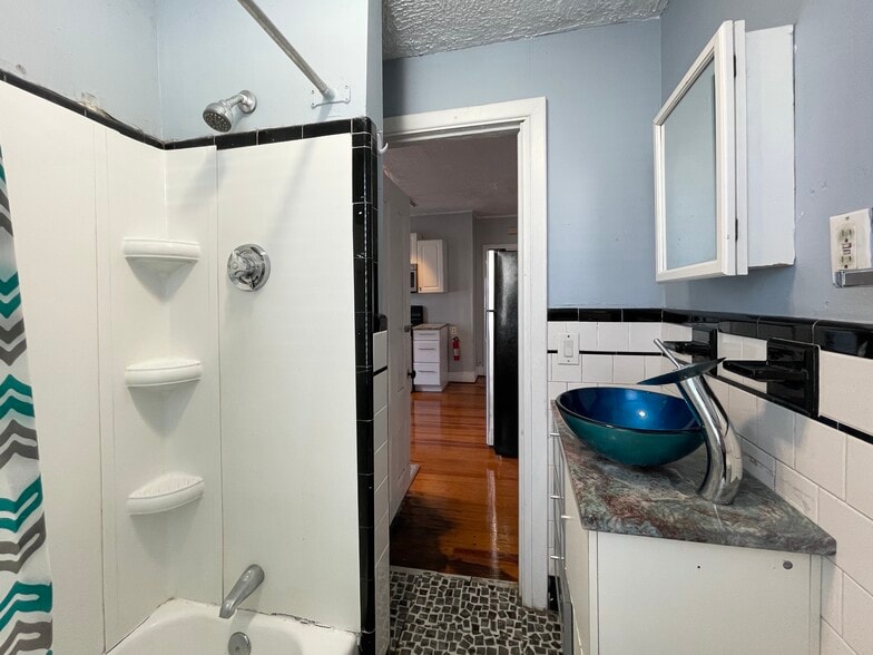 Building Photo - 48 America St