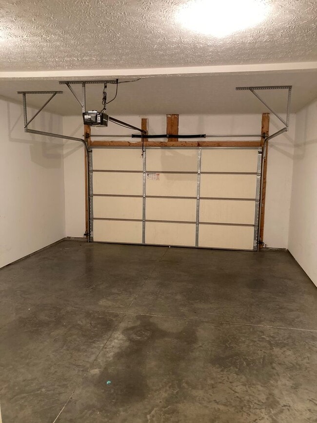 Building Photo - 141 Twin Lakes Dr