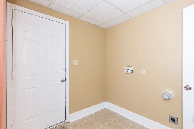 Building Photo - Cute, Clean & Completely Renovated