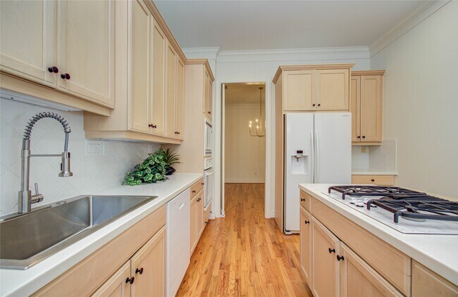 Building Photo - 1931 Woodbury St