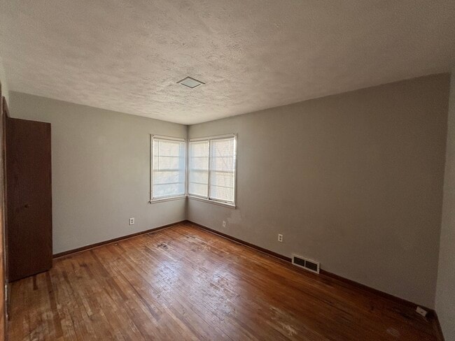 Building Photo - 725 W 22nd Ave