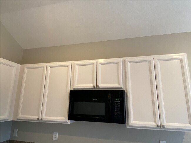 Building Photo - 16620 Merry Pines Dr