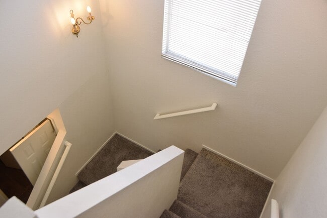 Building Photo - NORTHWEST - 2 STORY HOME - 4 BEDROOMS
