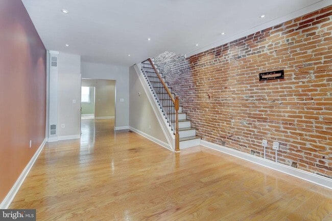 Building Photo - 806 S Clinton St