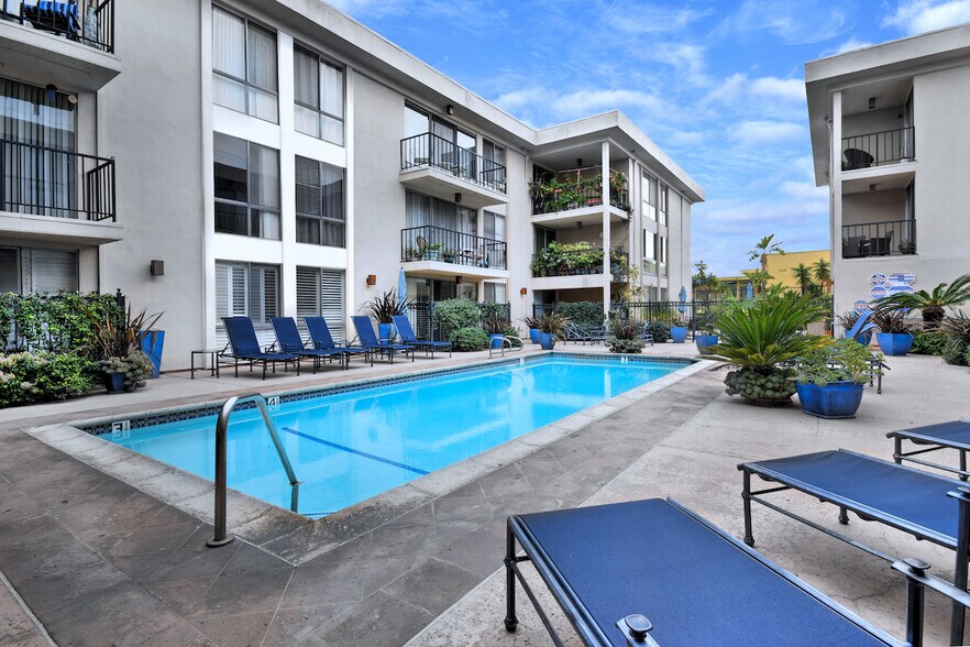 Building Photo - 1351 N Crescent Heights Blvd