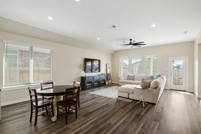 Building Photo - 573 Newcomb Holw Dr