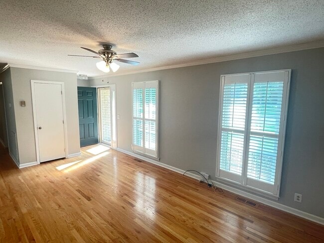 Building Photo - Hendersonville home off New Shackle!