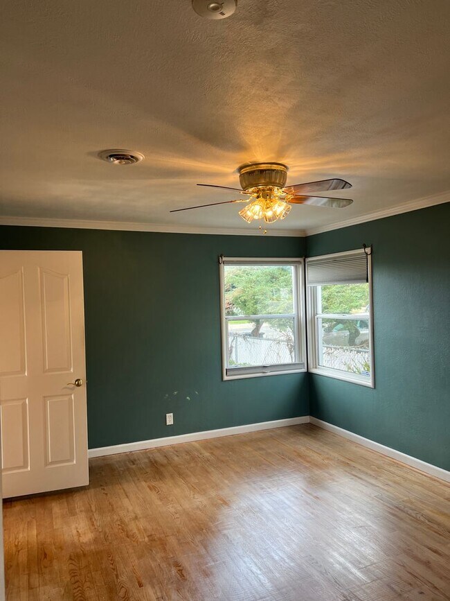 Building Photo - Welcome to this charming 2-bedroom, 2-bathroom home!