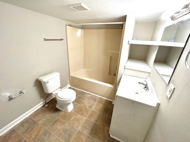 Building Photo - CUTE TWO BEDROOM/ONE BATH BUNGALOW!
