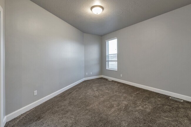 Building Photo - Spacious 4 Bed, 2 Bath Pet-Friendly Home with Central Air & 2-Car Garage! Available on July 6th!