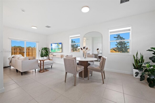 Building Photo - 2400 SE 29th St