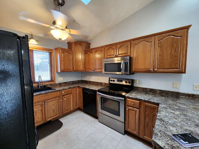 Building Photo - 4 Bedroom Greenville