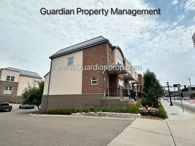 Building Photo - Northeast Minneapolis Town Home, Patio/Dec...