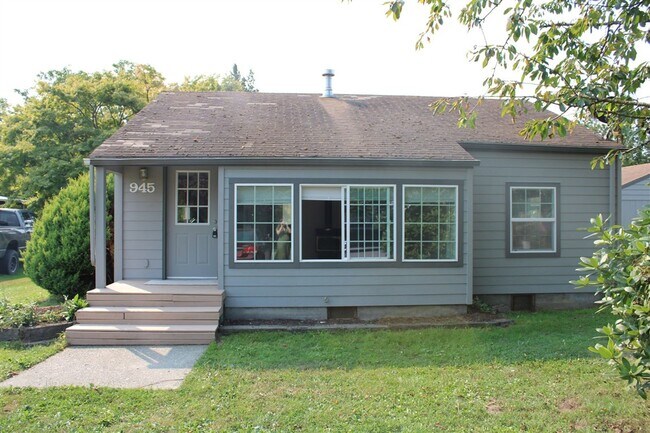 Primary Photo - 3 Bedroom, 1.5 Bathroom House! Available now!