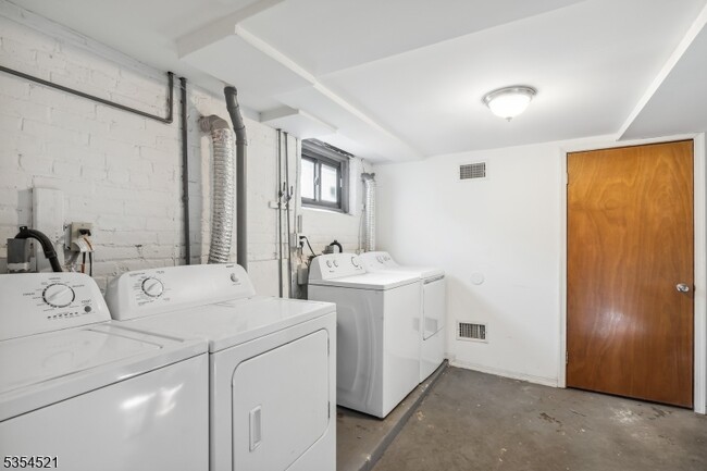 Building Photo - 463 Pavonia Ave