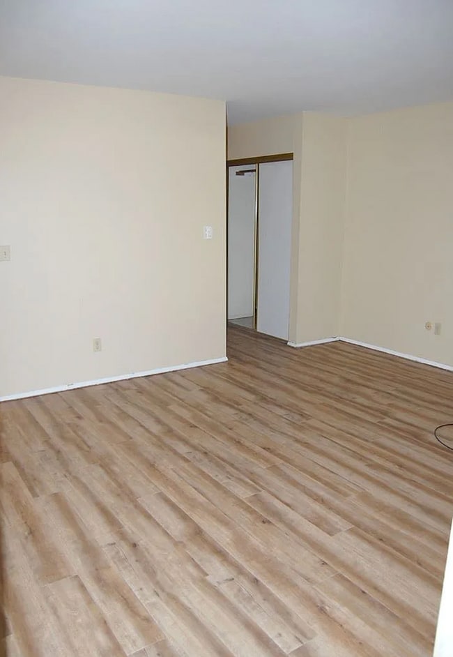 Building Photo - 424 Summit Ave E