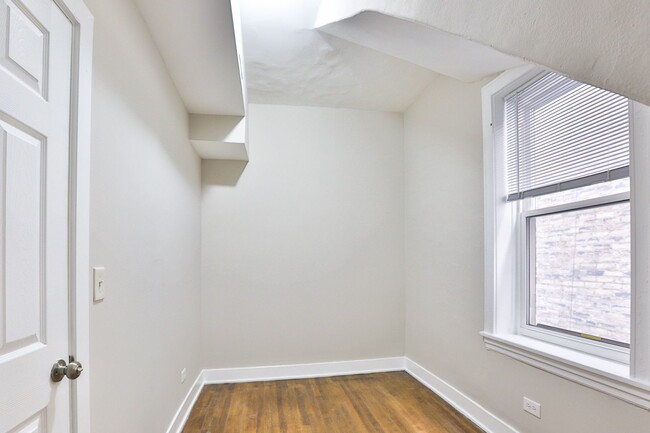 Building Photo - Bucktown 2bed/1bath...NEXT TO THE 606 TRAIL!  In-Unit Laundry & Central Air!