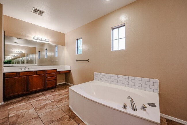 Building Photo - COMING SOON !! Spacious 4 Bed, 2.5 Bath 2 Story Home in Shadow Ridge Community/ Chandler