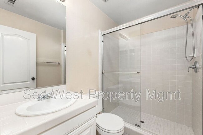 Building Photo - 208 Sanford St