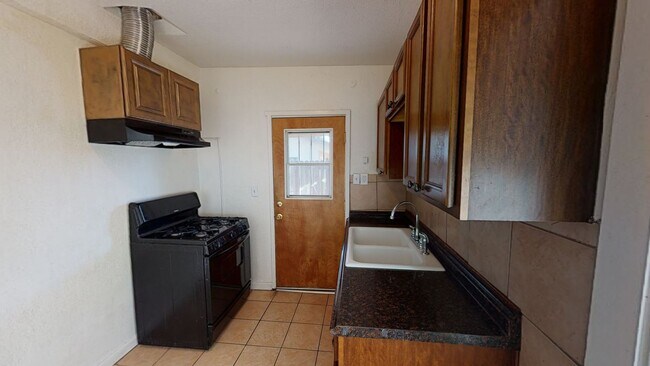 Building Photo - Charming 2/1 Bungalow in North San Bernardino for Lease!