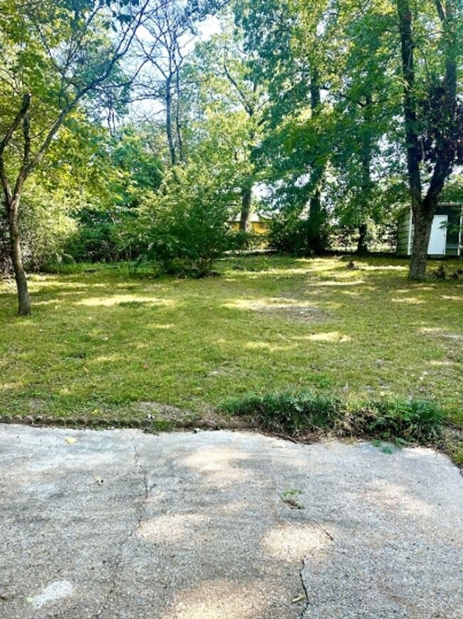 Building Photo - Bright & Airy 3-Bedroom home with Bonus Den
