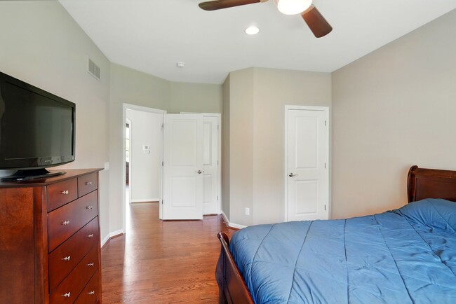 Building Photo - Five Bedroom House in Deerfield Township!
