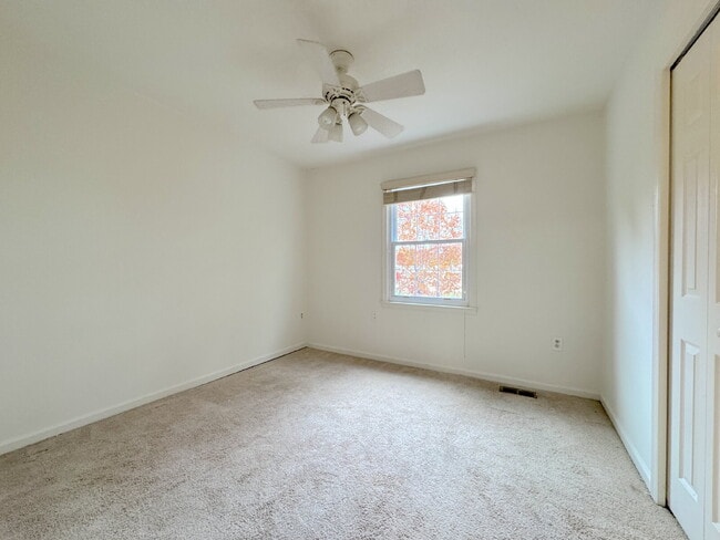 Building Photo - Inviting Townhome with Abundant Space & Co...